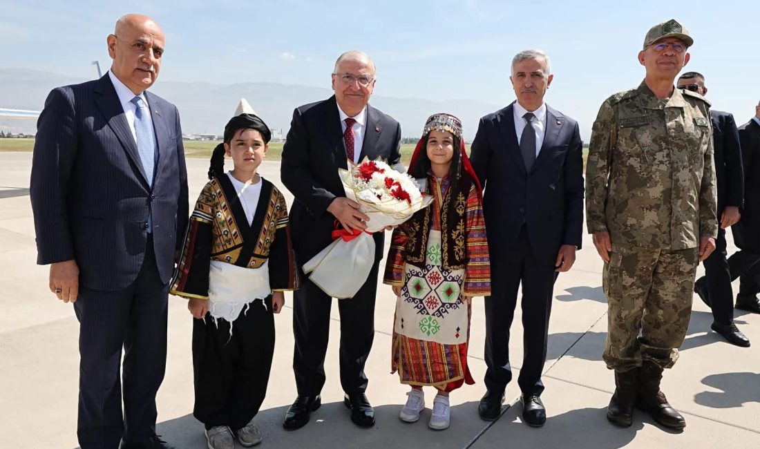 Milli Savunma Bakanı Yaşar Güler Kahramanmaraş’ta temaslarda bulundu Kahramanmaraş Havalimanı’nda Vali Mükerrem Ünlüer ve 2’nci Ordu Komutanı Korgeneral