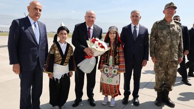 Kahramanmaraş Havalimanı’nda Vali Mükerrem Ünlüer ve 2’nci Ordu Komutanı Korgeneral