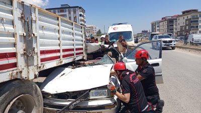 Şiddetli çarpmanın etkisiyle meydana gelen trafik kazasında otomobilde bulunan 2