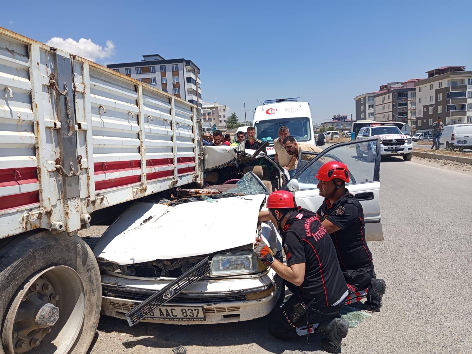 Kahramanmaraş’ta otomobil dorseye ok gibi saplandı 1 IMG WA