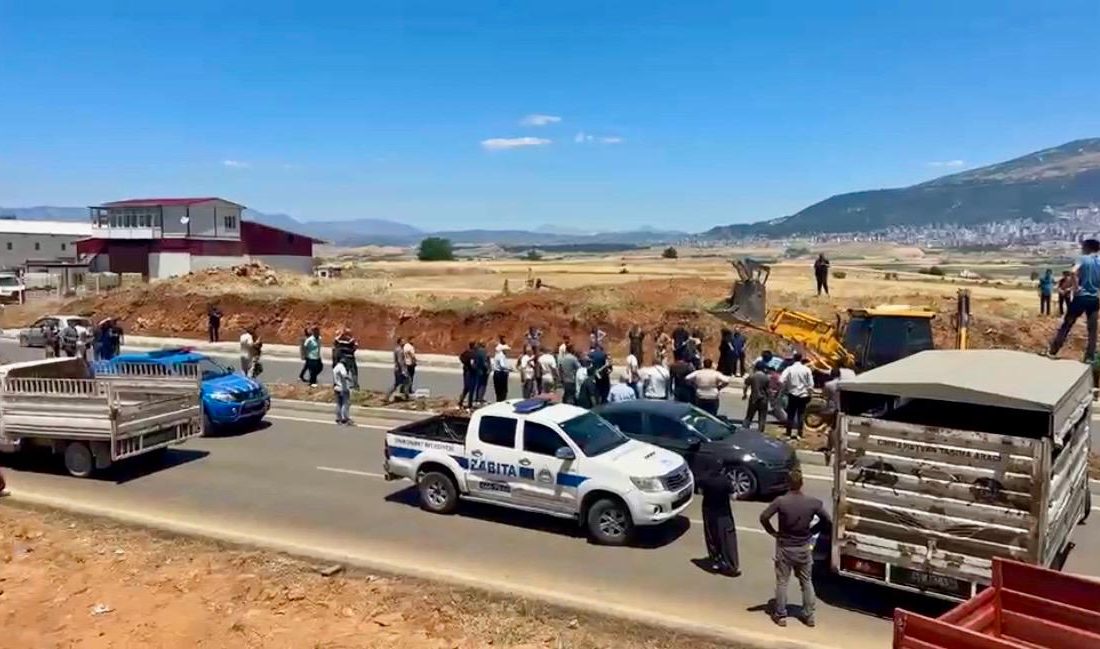 Kahramanmaraş’ta Kaçak Yapı Tepkisi: Batı Köyleri Yolu Ulaşıma Kapatıldı Edinilen bilgilere göre, Onikişubat ilçesine bağlı batı köyleri güzergahında bulunan
