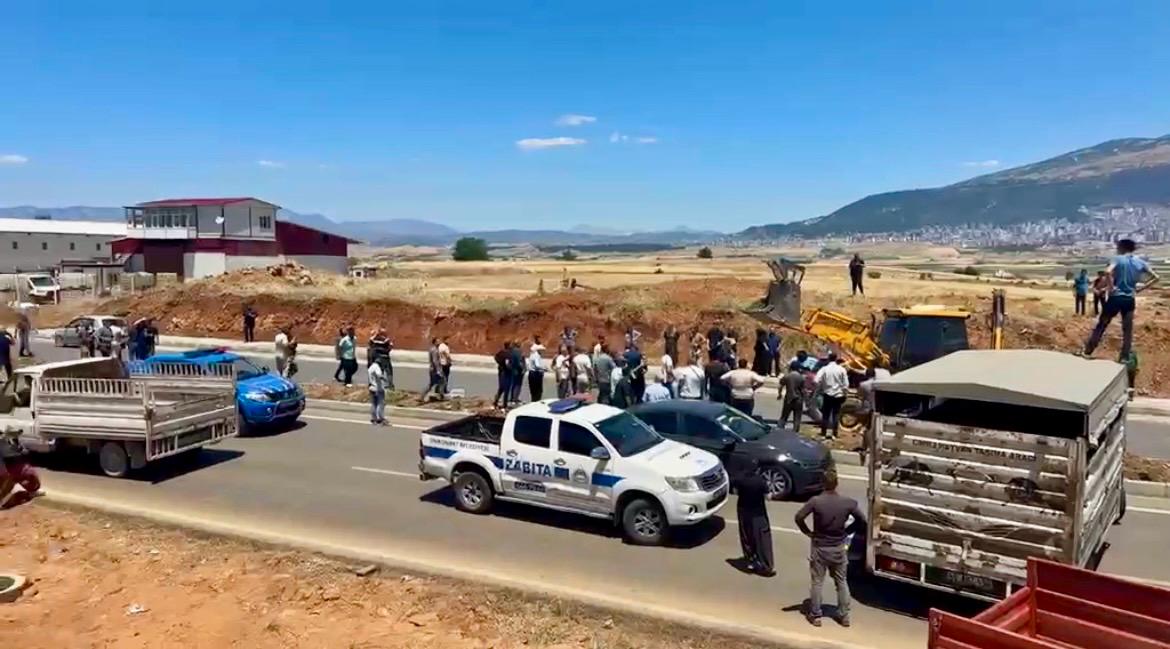 Kahramanmaraş’ta Kaçak Yapı Tepkisi: Batı Köyleri Yolu Ulaşıma Kapatıldı 1 IMG WA