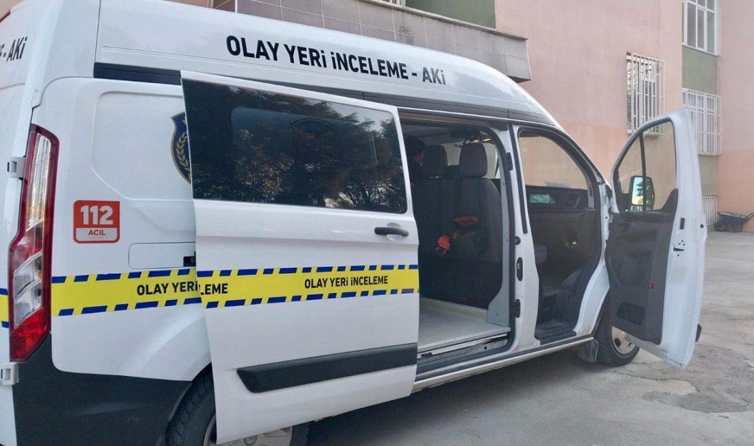 Kahramanmaraş’ta şahıs ikametinde ölü bulundu İhbar üzerine belirtilen adrese polis ve sağlık ekipleri sevk edildi.