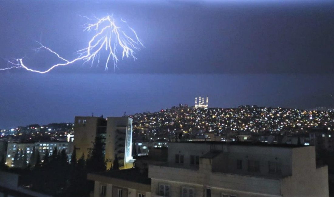 Kahramanmaraş’ta Tarlada Yıldırım İsabet Etti: 1 Kişi Ağır Yaralandı Çevrede bulunan vatandaşların durumu 112 Acil Çağrı Merkezi’ne bildirmesi üzerine