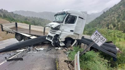 Olay yerinde ilk müdahalesi yapılan yaralı, ambulansla hastaneye kaldırılarak tedavi