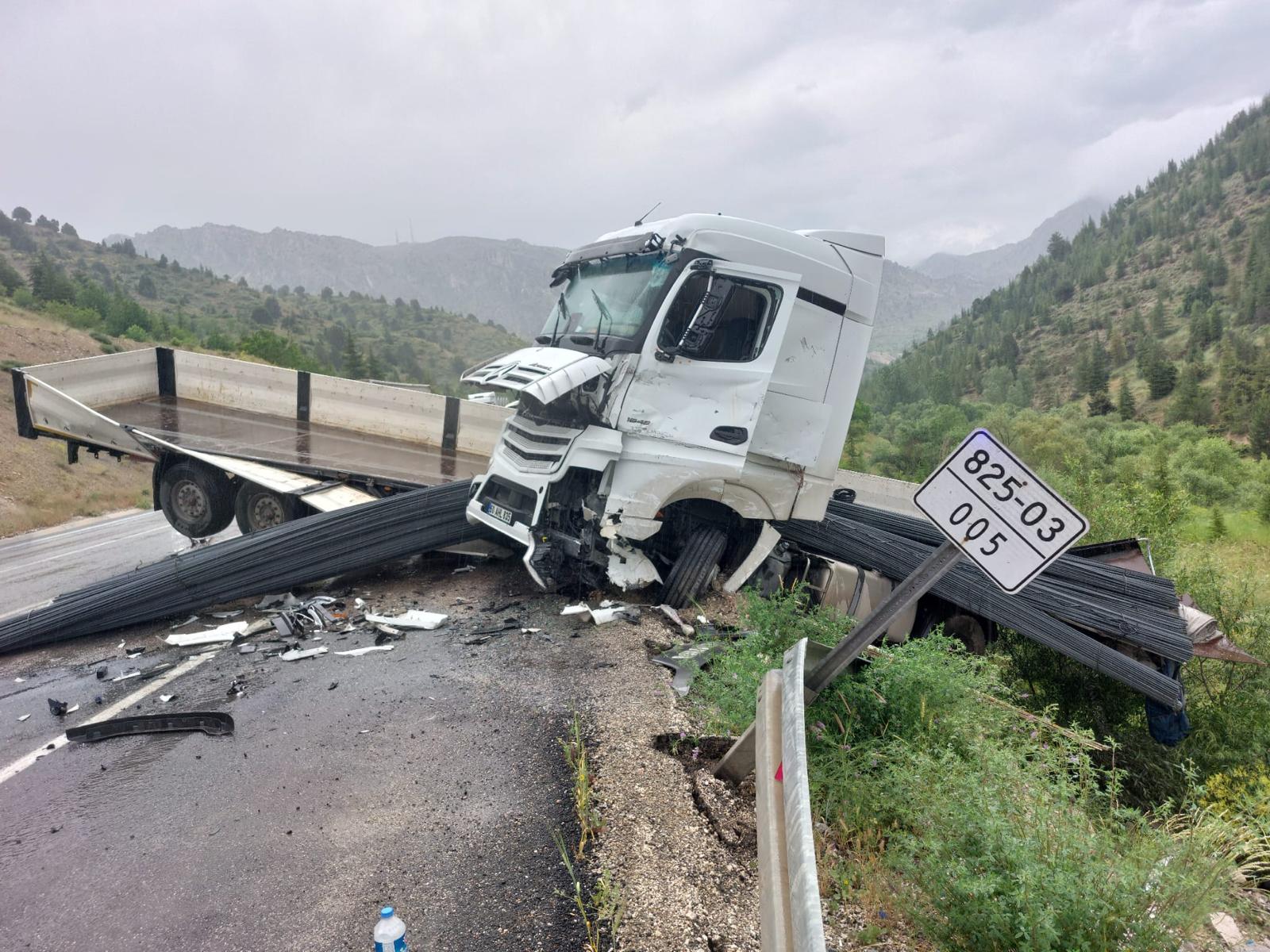 Kahramanmaraş-Göksun Yolunda İki Tır Çarpıştı: 1 Yaralı 1 IMG WA