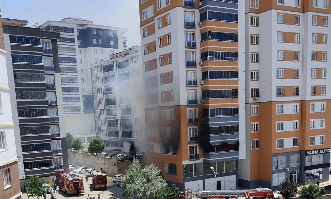 İtfaiye ekiplerinin müdahalesiyle yangın diğer dairelere sıçramadan kontrol altına alındı.
