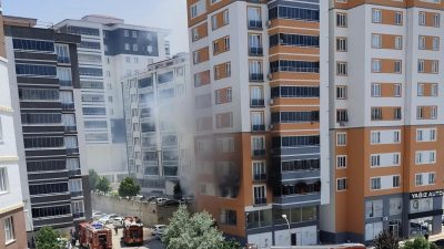 İtfaiye ekiplerinin müdahalesiyle yangın diğer dairelere sıçramadan kontrol altına alındı.