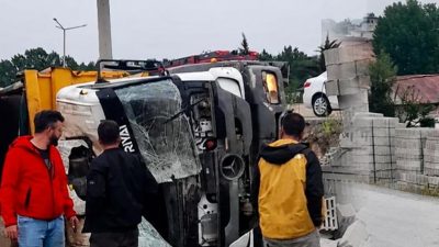 Kahramanmaraş’ta Kamyon Devrildi: 1 Kişi Yaralandı Edinilen bilgilere göre, seyir halindeki kamyonun devrilmesi sonucu trafik kazası