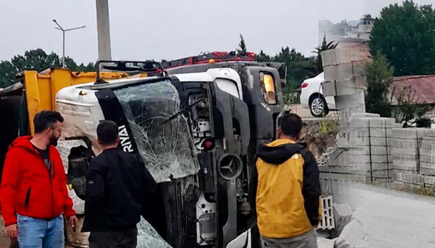 Kahramanmaraş’ta Kamyon Devrildi: 1 Kişi Yaralandı Edinilen bilgilere göre, seyir halindeki kamyonun devrilmesi sonucu trafik kazası