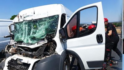Çarpmanın etkisiyle ticari araç sürücüsü araç içerisinde sıkışırken, kazayı gören