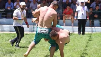 Ata sporu güreşin yaşatılması amacıyla gerçekleştirilen festival, saygı duruşu ve