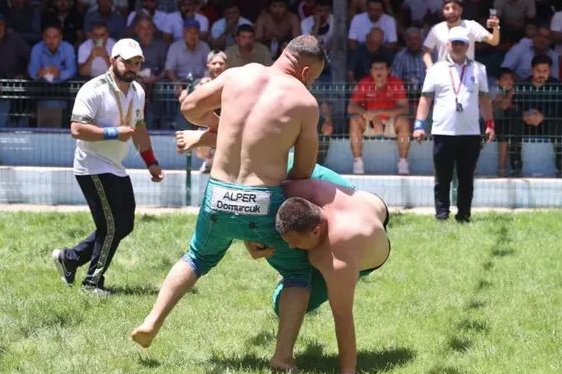 Ata sporu güreşin yaşatılması amacıyla gerçekleştirilen festival, saygı duruşu ve