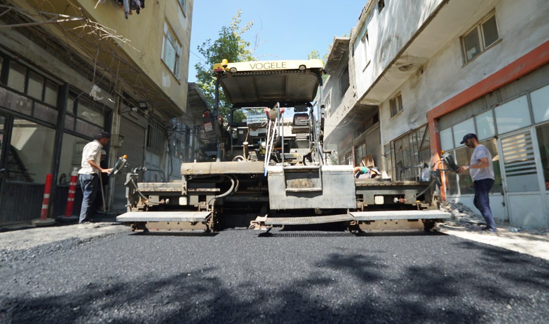Büyükşehir, Menderes Mahallesi’nin Asfaltında Sona Geldi Kahramanmaraş Büyükşehir Belediyesi, şehir genelinde sürdürdüğü asfalt seferberliği kapsamında ulaşım