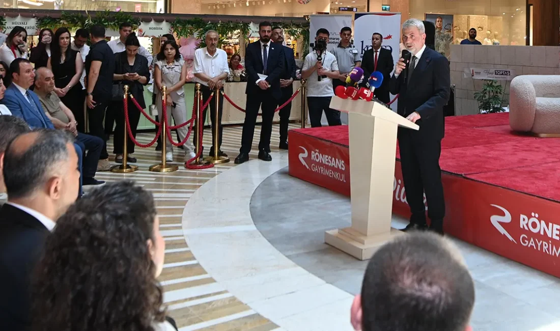 Kadın girişimcilerin el emeği ürünlerini inceleyen Başkan Görgel, üretime katılan
