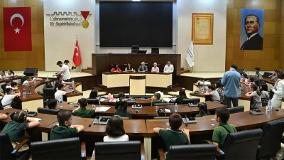 Meclis Salonu’nda gerçekleşen buluşmada öğrenciler, Başkan Fırat Görgel’e belediye başkanlığı