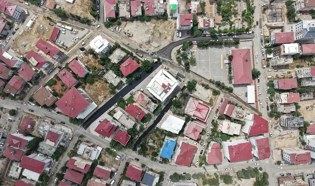 Asfalt programı kapsamında ilk olarak 21015. Sokak’ta sıcak asfalt serimi