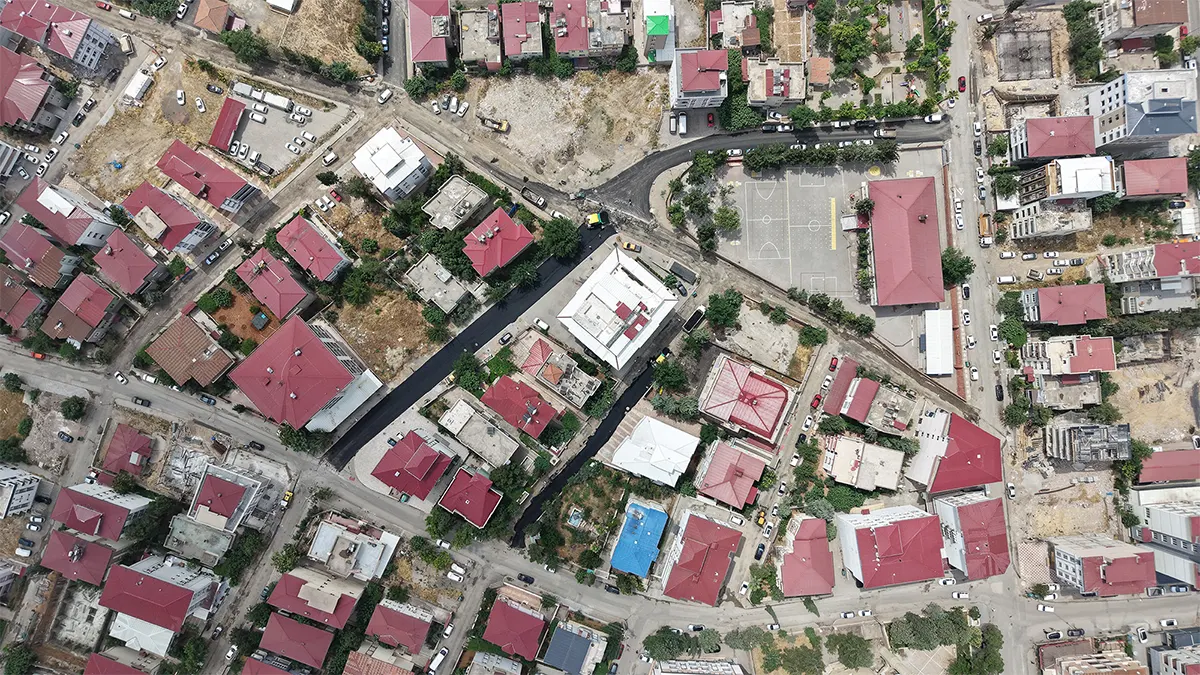 buyuksehir dulkadiroglu egemenlik mahallesinde de asfalt mesaisine basladi