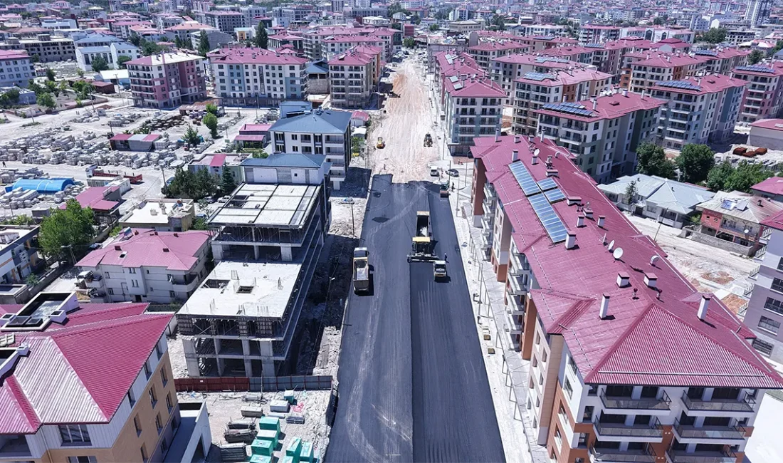 Büyükşehir, Elbistan Hacı Esat Efendi Caddesi’nde Kapsamlı Dönüşümü Başlattı 6 Şubat depremlerinin ardından Elbistan’da oluşturulan rezerv alanların ulaşımını sağlayan