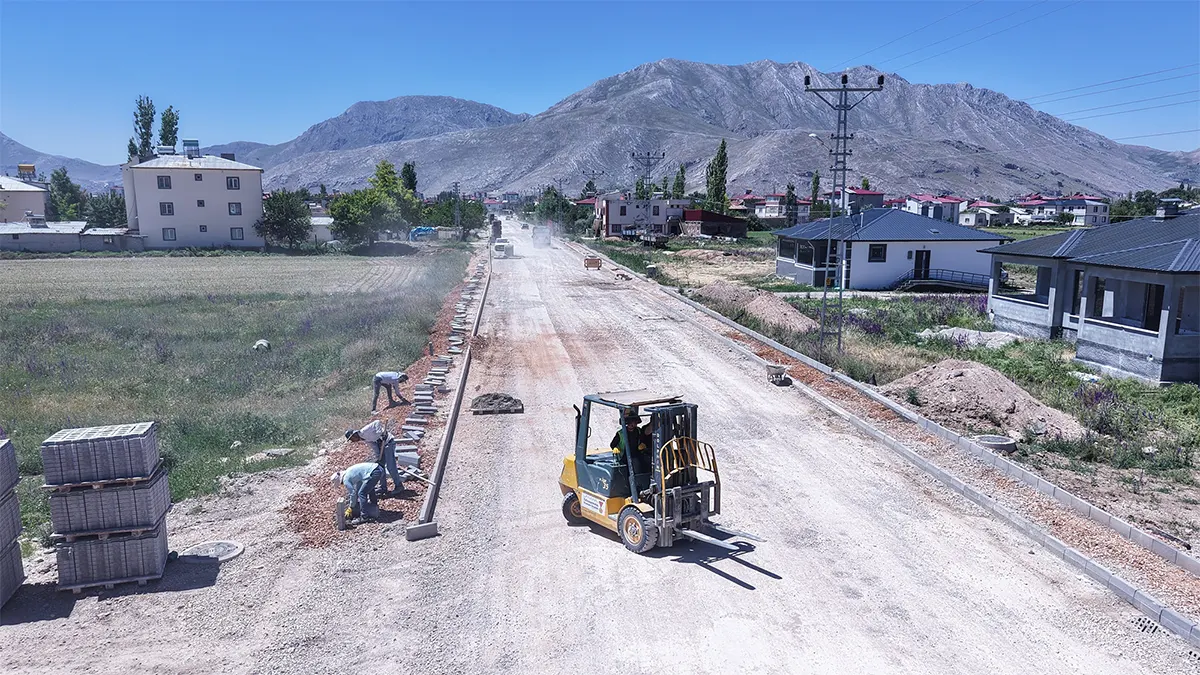 Büyükşehir, Elbistan Tepebaşı Caddesi’nde Yenileme Çalışmasına Başladı 1 buyuksehir elbistan tepebasi caddesinde yenileme calismasina basladi