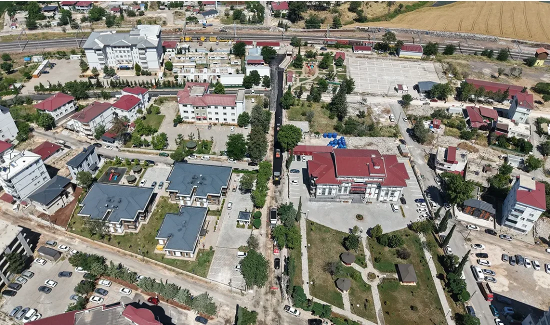 Büyükşehir Pazarcık’ta Sıcak Asfalt Seferberliğine İstasyon Caddesi ile Başladı Büyükşehir Belediyesi ekipleri tarafından sürdürülen asfalt çalışmalarının kısa süre içerisinde