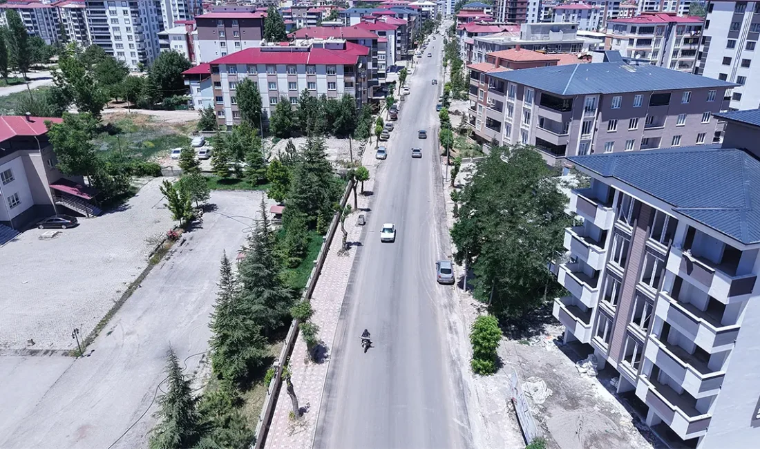Büyükşehir, Pınarbaşı Caddesi’nde İlk Etabı Tamamladı Uzun yıllardır yoğun araç trafiğine hizmet veren ve zamanla yıpranan