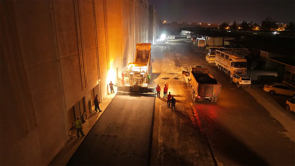 buyuksehir toptancilar sitesinde asfalt mesaisini gece gunduz surduruyor