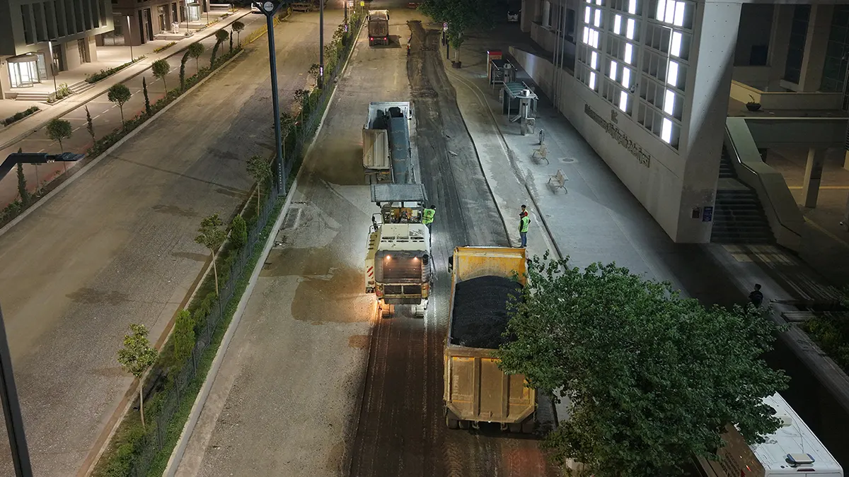 buyuksehirden azerbaycan bulvarinda gece asfalt mesaisi