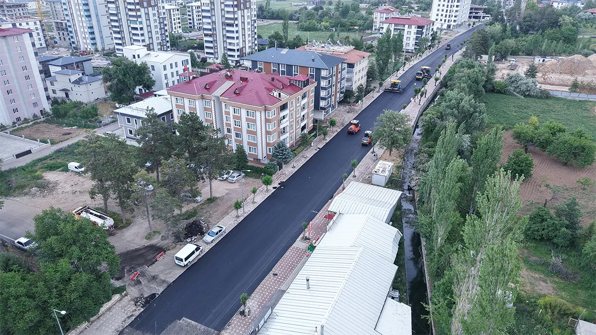 buyuksehirden elbistan pinarbasi caddesinde kesintisiz asfalt mesaisi