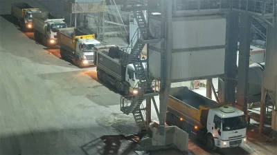 Büyükşehir Belediyesi Asfalt Üretim Tesisi, sahip olduğu yüksek üretim kapasitesiyle
