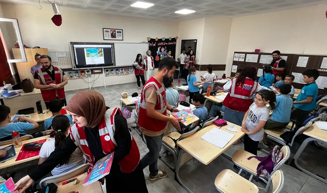 Büyükşehir’in Gençlik Meclisi Çocukların Neşesine Neşe Kattı Program boyunca Gençlik Meclisi gönüllüleri çocuklarla birebir ilgilendi. Ekipler, çocukların