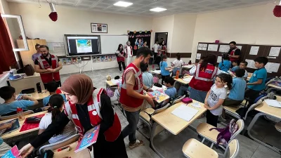 Program boyunca Gençlik Meclisi gönüllüleri çocuklarla birebir ilgilendi. Ekipler, çocukların