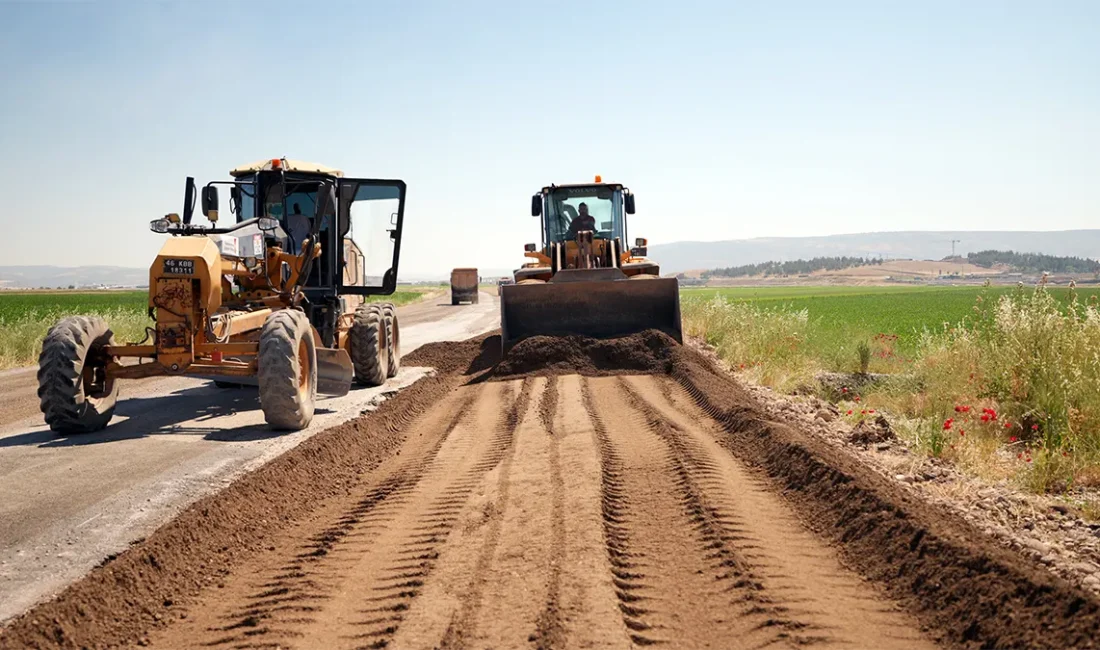 Dulkadiroğlu – Pazarcık Sınırındaki Mahallelerin Yolu Büyükşehir’le Yenileniyor Proje kapsamında grup yolunun 5 kilometrelik kısmında genişletme çalışmaları gerçekleştiriliyor.