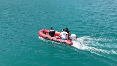 Tatbikatta hazırlanan senaryoya göre baraj üzerinde seyreden bir teknedeki vatandaş