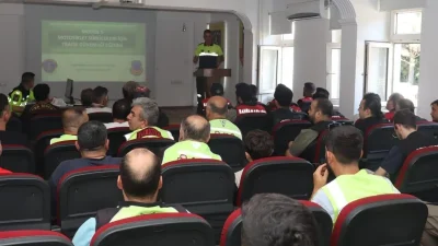 Etkinlikte sürücülere; koruyucu ekipman kullanımının hayati önemi, güvenli sürüş teknikleri,