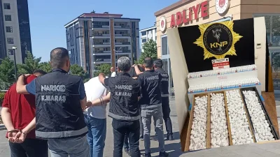 Operasyonda 4 şüpheli yakalanırken, şahısların üzerlerinde ve kullandıkları araçlarda yapılan