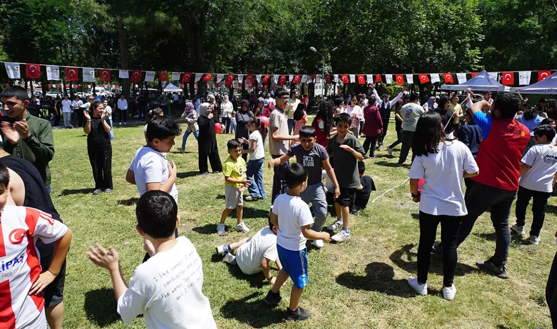 Atatürk Parkı’nda gerçekleştirilen şenlikte geleneksel oyunlar, yarışmalar, yüz boyama etkinlikleri