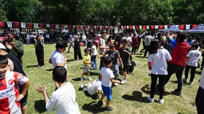 Atatürk Parkı’nda gerçekleştirilen şenlikte geleneksel oyunlar, yarışmalar, yüz boyama etkinlikleri