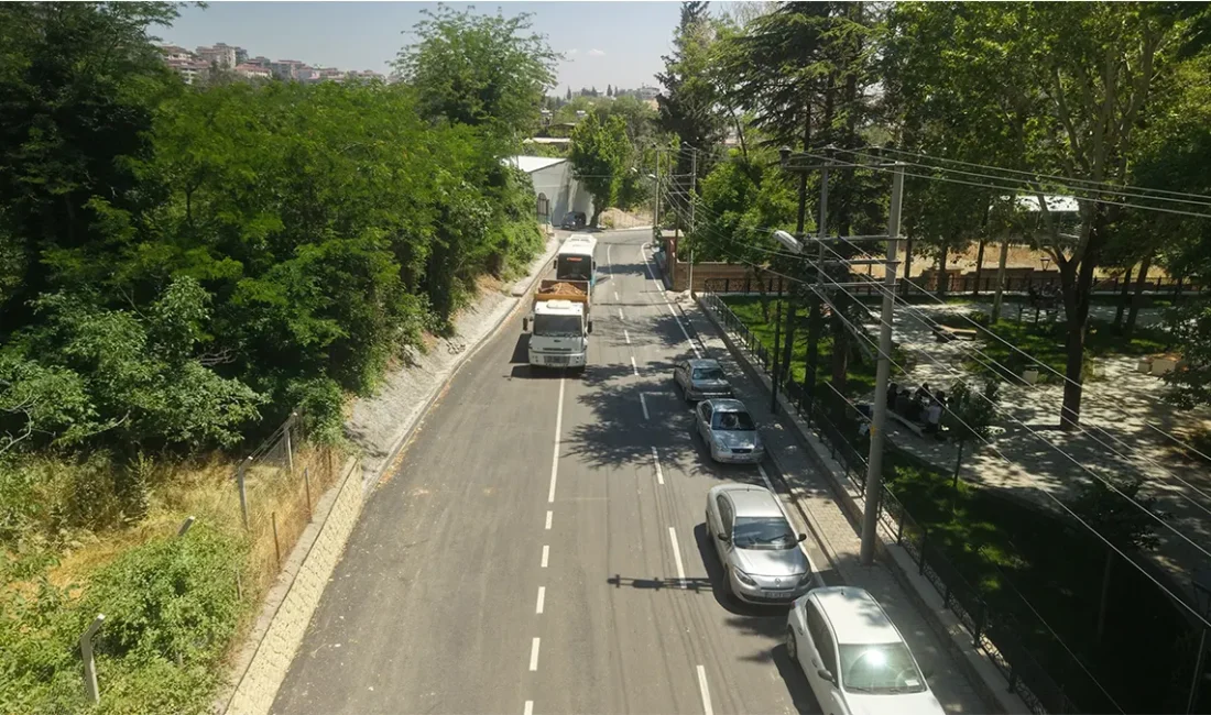 Pınarbaşı Caddesi Yenilendi! İlk Etap Çalışmalar Tamamlandı Kahramanmaraş Büyükşehir Belediyesi, Dulkadiroğlu Pınarbaşı Caddesi’nde yürüttüğü ilk etap çalışmalarını