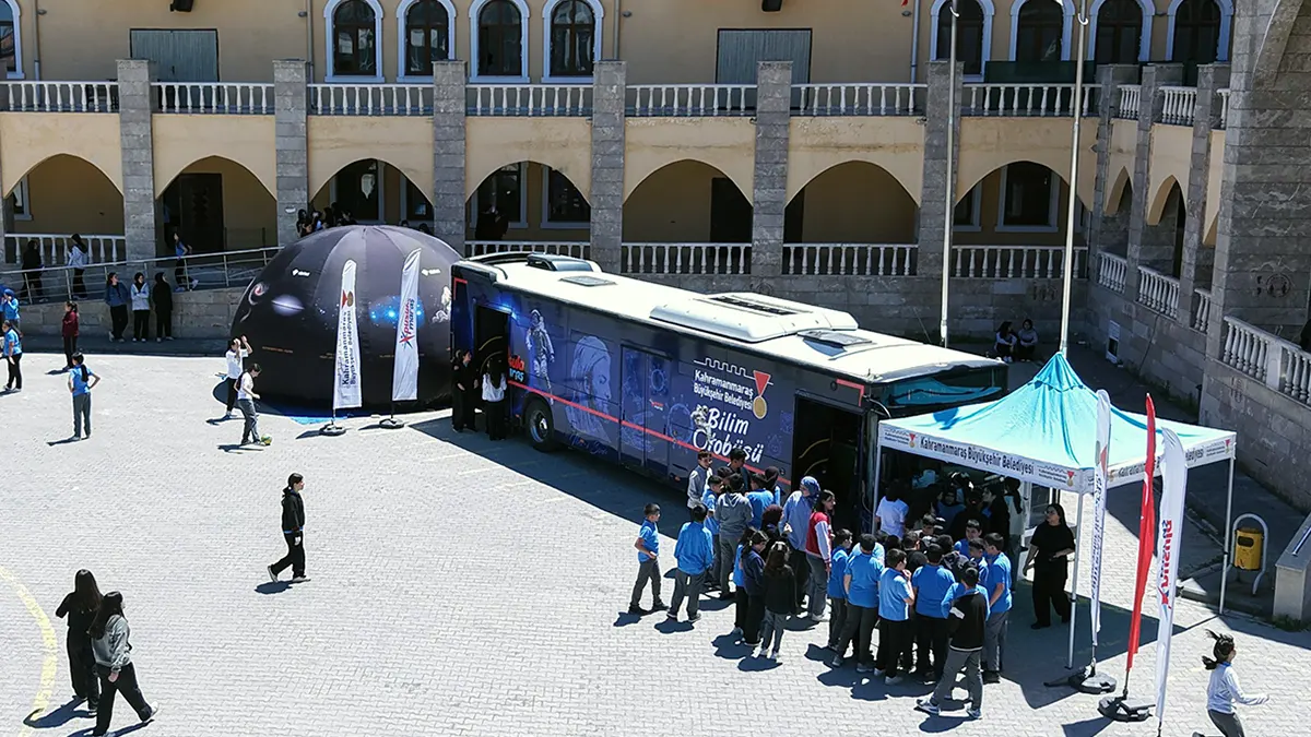 pusula marasin bilim otobusu elbistanda gencleri kesif yolculuguna cikardi