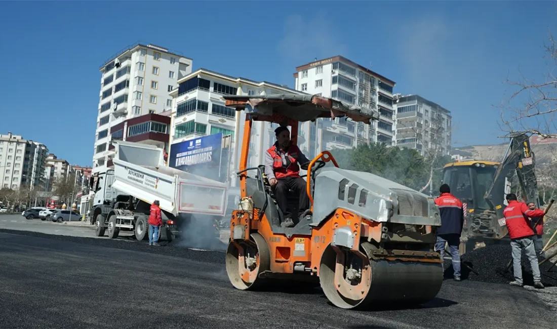 Şehir Tarihinin En Büyük Asfalt Seferberliği Tüm Hızıyla Sürüyor Şehrin farklı bölgelerinde eş zamanlı olarak gerçekleştirilen asfalt uygulamalarıyla hem