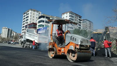 Şehir Tarihinin En Büyük Asfalt Seferberliği Tüm Hızıyla Sürüyor Şehrin farklı bölgelerinde eş zamanlı olarak gerçekleştirilen asfalt uygulamalarıyla hem