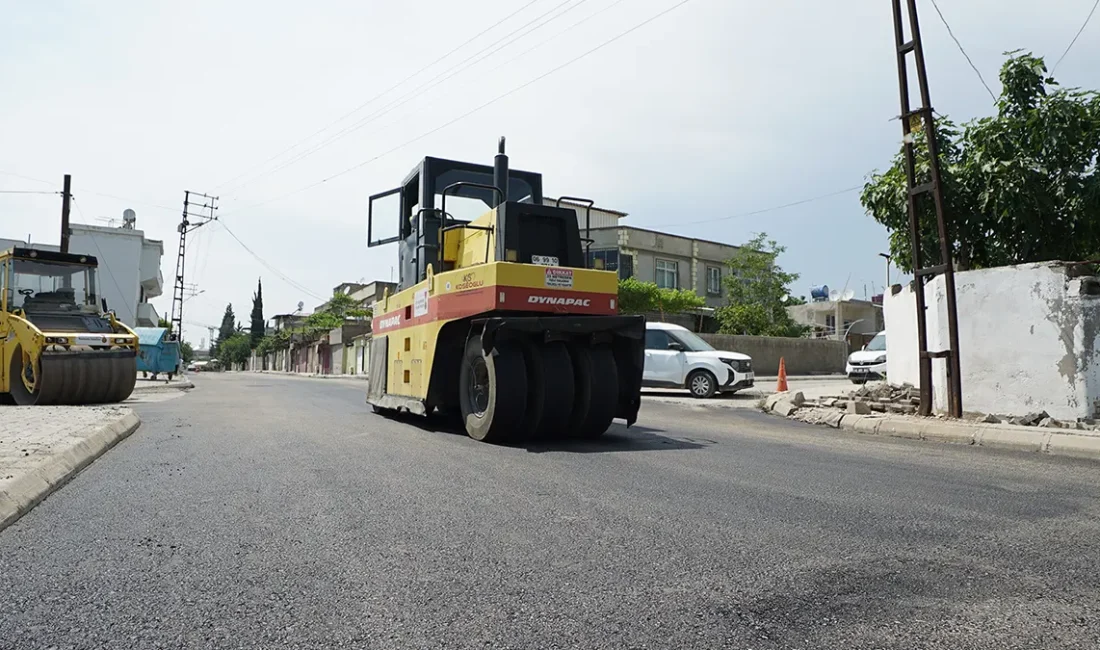 Dulkadiroğlu’ndaki Yavuz Selim Mahallesi Haydarbey Caddesi’nde sıcak asfalt serimi tüm