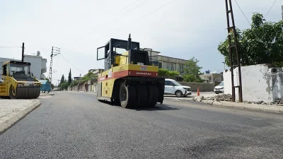 Dulkadiroğlu’ndaki Yavuz Selim Mahallesi Haydarbey Caddesi’nde sıcak asfalt serimi tüm
