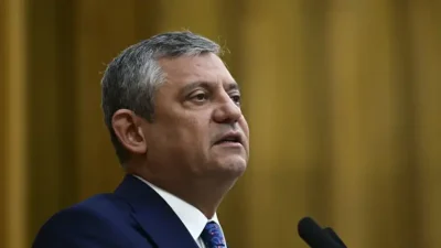 CHP'den ayrıldığını açıklayan Özgür Özel, kurduğu siyasi oluşumun adının "YENİ