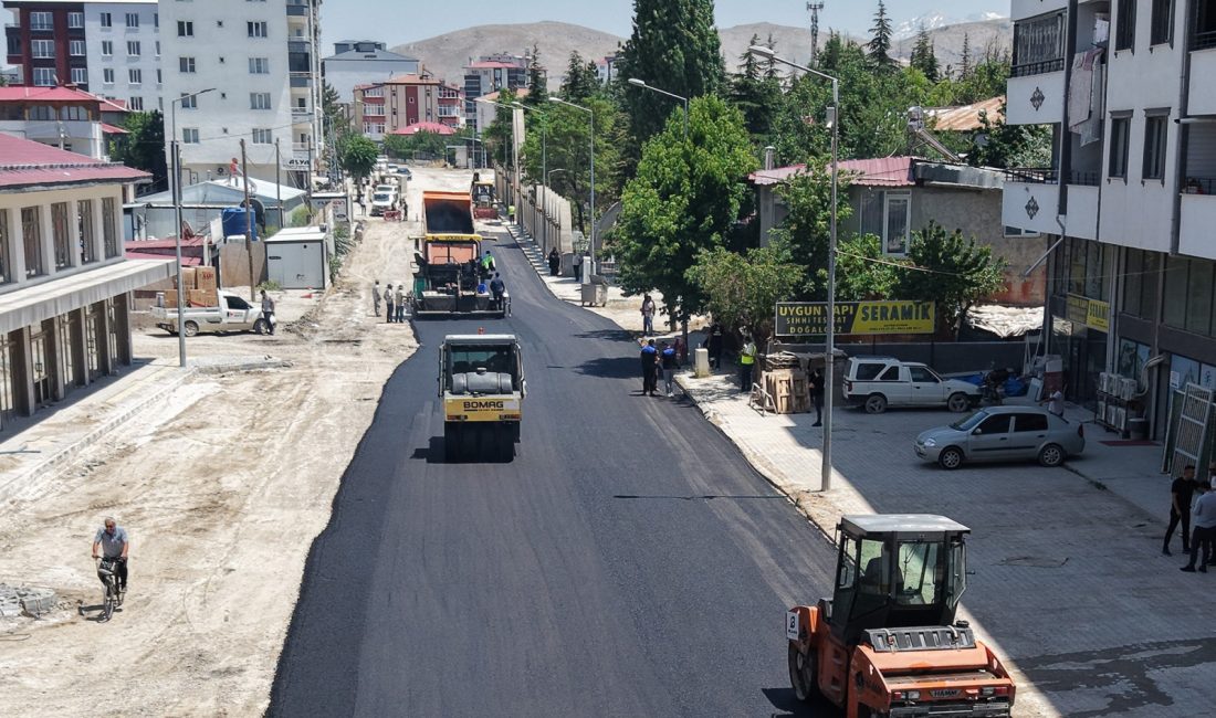 Büyükşehir, Elbistan’ın Caddelerini Yeniliyor İlçenin en yoğun kullanılan ulaşım güzergâhlarından biri olan Pınarbaşı Caddesi’nde