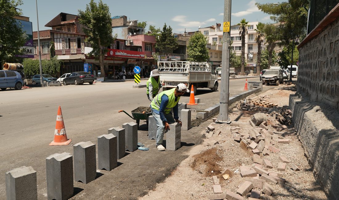 Girne Caddesi’nde Dönüşüm Sürüyor; Asfaltın Ardından Yürüyüş Yolları Yapılıyor Büyükşehir Belediyesi, şehir merkezinin önemli ulaşım güzergahlarından Girne Caddesi’nde sıcak