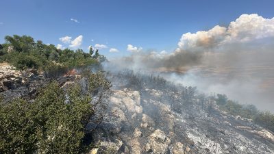 Yangına ilk müdahale saat 14.40’ta gerçekleştirilirken, söndürme çalışmalarına 1 helikopter,