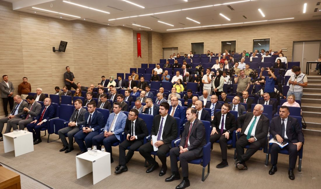 Vali Ünlüer Başkanlığında Kritik Toplantı: Sağlık, Ulaşım ve Su Yatırımları Masada Toplantının açılış konuşmasını yapan Vali Mükerrem Ünlüer, kamu yatırımlarının etkin