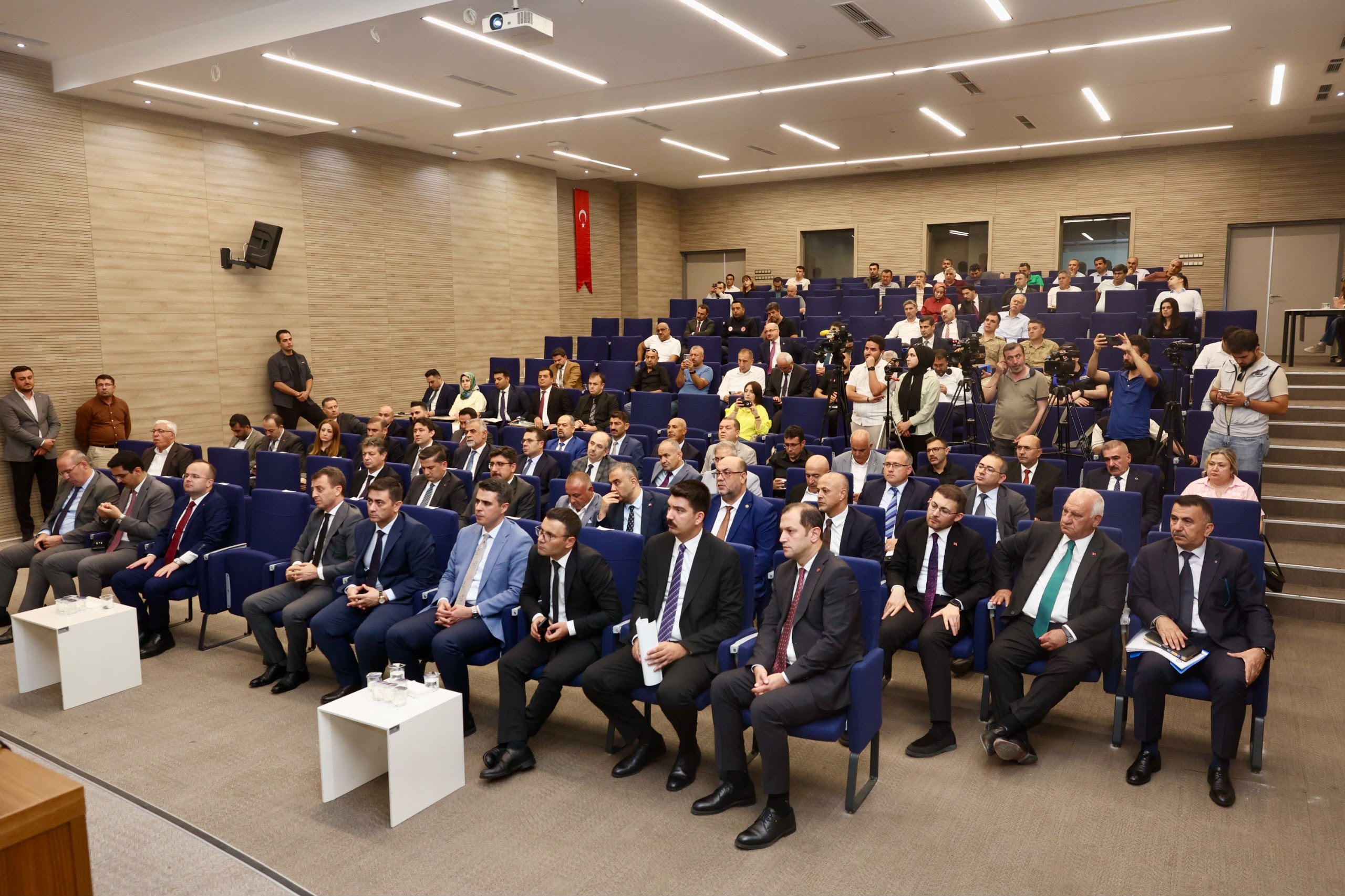 Vali Ünlüer Başkanlığında Kritik Toplantı: Sağlık, Ulaşım ve Su Yatırımları Masada 1 IMG WA